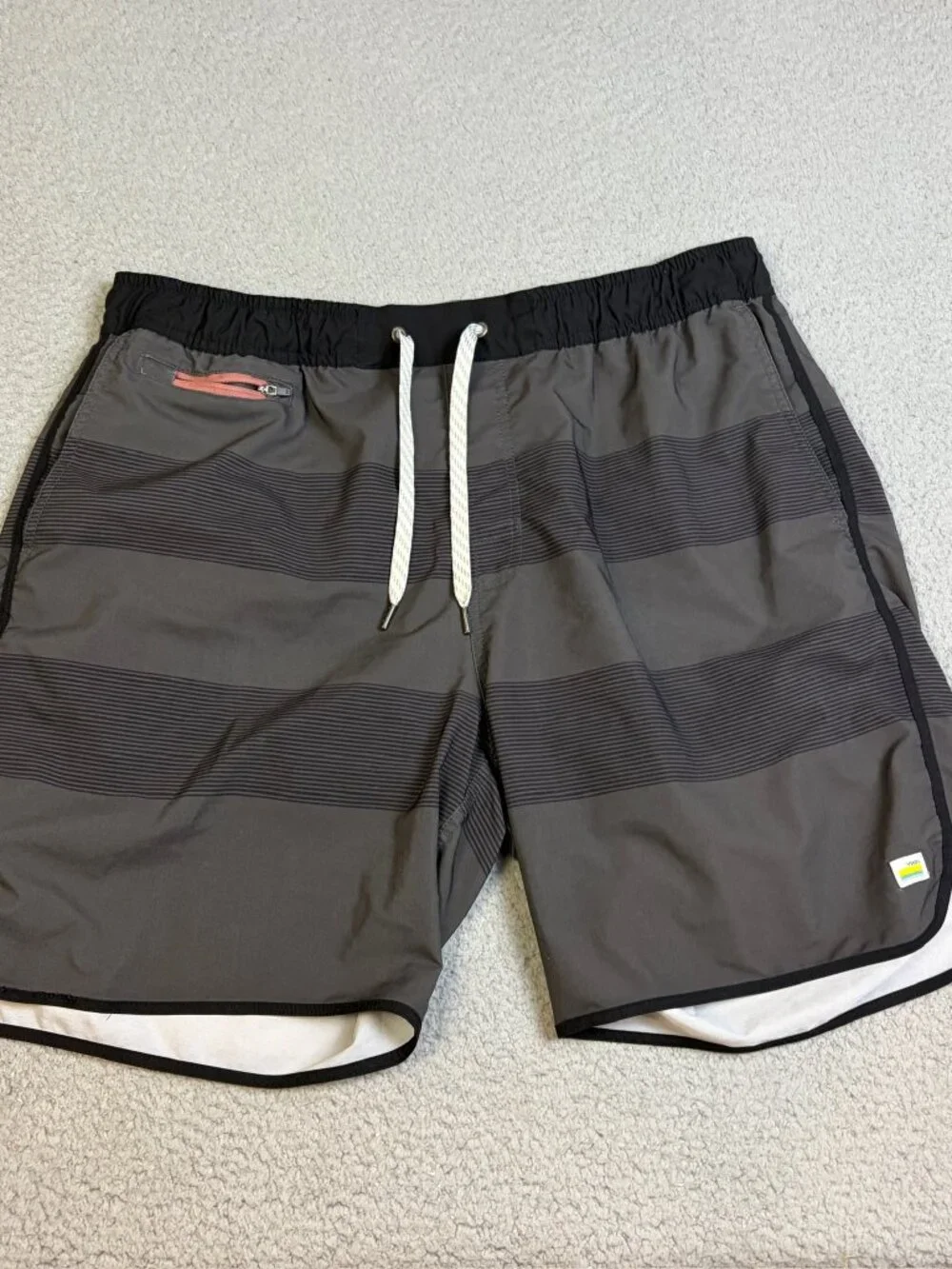Vuori Athletic Shorts Mens XL Gray Black Workout l Drawstring Zip Pocket Unlined